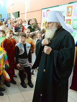 Фото. Владивосток. 8 января 2013 года, в попразднство Рождества Христова, митрополит Владивостокский и Приморский Вениамин посетил детский утренник в Православной гимназии