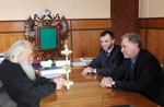 Фото. Владивосток. Рабочая резиденция Главы Приморской митрополии, 9 ноября 2012 года. Митрополит Вениамин встречается с зам. директора Госнаркоконтроля РФ Н.Б. Цветковым и руководителем Наркоконтроля по Приморскому краю И.Г. Степаненко