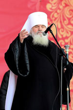 Фото. Владивосток. 7 января 2013 года. Двадцатиминутной проповедью Главы Приморской митрополии митрополита Владивостокского и Приморского Вениамина открылся на центральной площади приморской столицы городской праздник, посвященный Христову Рождеству