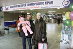 Фото. Владивосток. В числе православных участников VII материнского форума Приморья, состоявшегося 30 ноября 2012 года, - многодетные родители Михаил и Ирина Бочкарниковы со своей младшей дочерью Варварой
