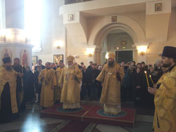 Фото. Владивосток. Митрополит Владивостокский и Приморский Вениамин и епископ Арсеньевский и Дальнегорский Гурий совершили Соборное Всенощное бдение накануне праздника Торжества Православия в Покровском кафедральном соборе