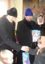 Фото. Уссурийск. Педагоги и воспитанники воскресных школ Уссурийска в дни Рождественских праздников провели утренники, которые посетили настоятель Покровского храма, благочинный Уссурийского округа Владивостокской епархии протоиерей Сергий Якутов и клир храма