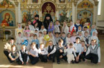 Фото. Уссурийск. Январь 2013 года. Духовенство, прихожане и воспитанники Воскресной школы храма святителя Николая Чудотворца подготовили представление и собрали для Уссурийского дома малютки несколько десятков тысяч рублей