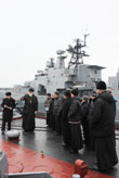 Фото. Владивосток. Руководитель отдела Владивостокской епархии по взаимодействию с Вооруженными силами РФ протоиерей Виктор Жильцов и студенты Духовного училища посещают ракетный крейсер «Варяг»