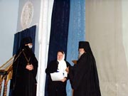 Награждение архиерейской грамотой Веры Иващенко, помощника епархиального миссионера.