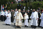Фото, архиепископ Вениамин совершает литию на месте захоронения Н. Н. Муравьева-Амурского