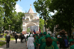 Фото, крестный ход поднимается через Николаевскую арку
