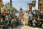 Фото, архиепископ Вениамин с участниками крестного хода на месте захоронения Н. Н. Муравьева-Амурского