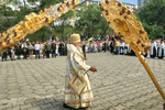 Фото, архиепископ Вениамин совершает литию на месте захоронения Н. Н. Муравьева-Амурского