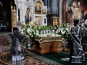 Предстоятель Русской Церкви совершил в Храме Христа Спасителя вечерню Великого Пятка с выносом Святой Плащаницы