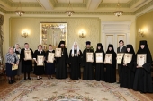 Святейший Патриарх Кирилл вручил награды сотрудникам Московской Патриархии, отмечающим знаменательные даты в 2015 году