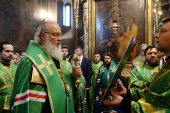 Святейший Патриарх Кирилл возглавил малую вечерню с чтением акафиста у раки с честными мощами преподобного Сергия