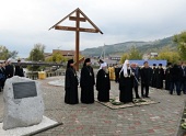 Святейший Патриарх Кирилл освятил поклонный крест на месте основания Алтайской духовной миссии