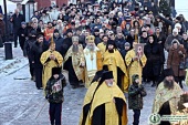 В день памяти святителя Петра в центре Москвы прошел крестный ход