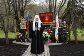 Святейший Патриарх Кирилл возложил цветы к мемориалу чернобыльцам на Поклонной горе в Москве