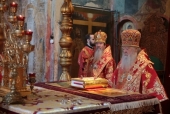 В Неделю святых жен-мироносиц митрополит Крутицкий Ювеналий совершил Литургию в Успенском соборе Московского Кремля
