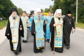 Тысячи верующих присоединились к Всеукраинскому крестному ходу