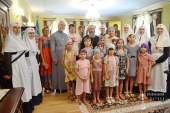 Блаженнейший митрополит Киевский Онуфрий благословил детей, оставшихся сиротами в результате военных действий на востоке Украины