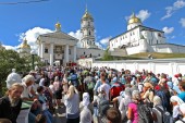 В Почаевскую лавру прибыло 20 тысяч участников крестного хода из Каменец-Подольского
