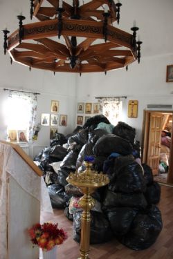 Привезённые вещи складируют в храме