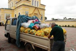 Уссурийск. Возле храма готовят грузовичок с 1,5 тоннами продовольствия