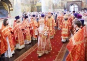 В Неделю Жен-мироносиц Патриарший наместник Московской епархии совершил Литургию в Успенском соборе Московского Кремля