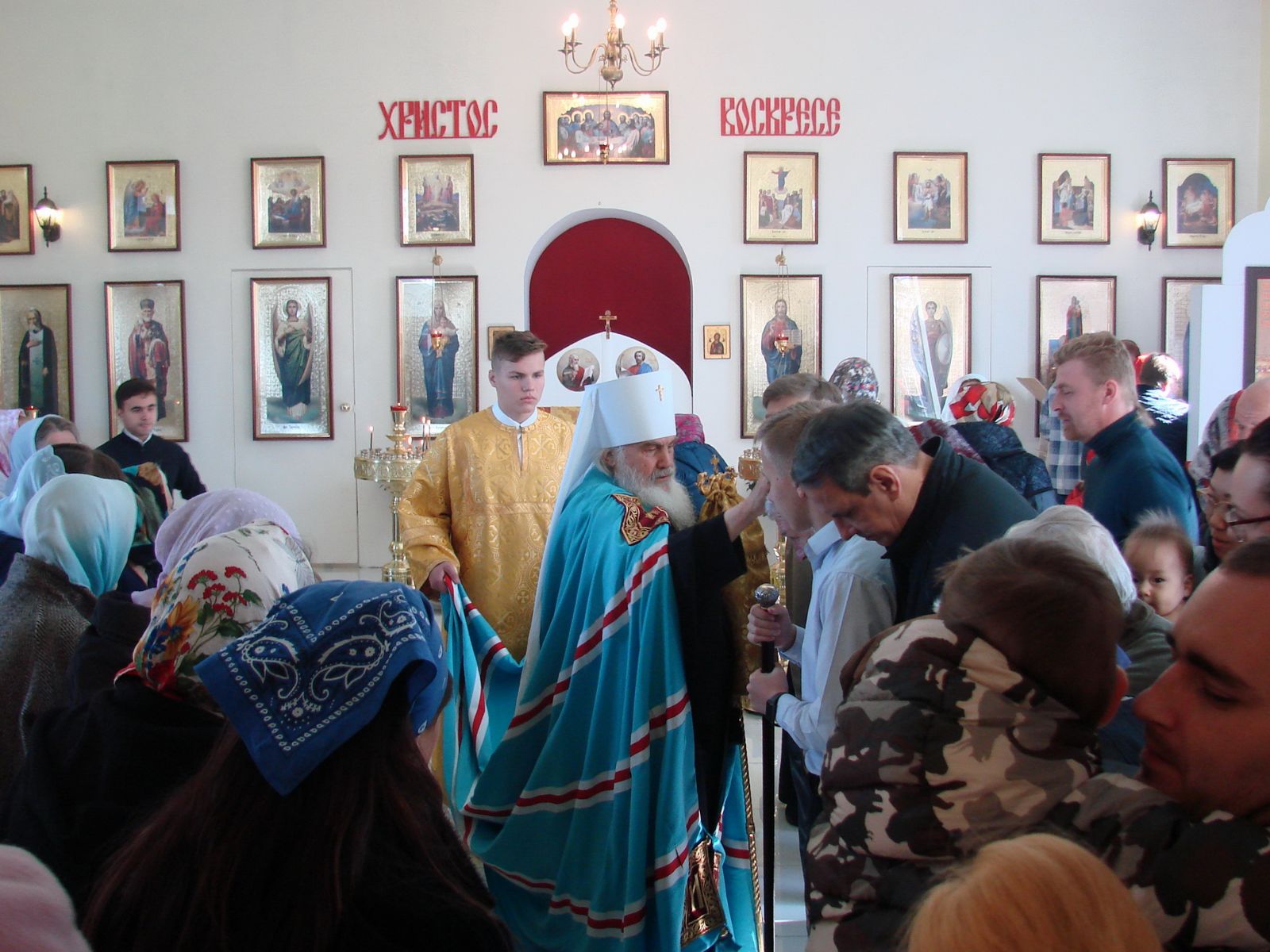 Митрополит Вениамин отслужил литургию в храме новомучеников