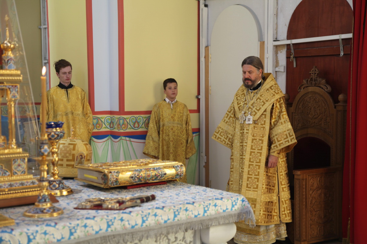 В неделю 25-ю по Пятидесятнице епископ Находкинский и Преображенский Николай совершил Божественную литургию в Казанском Кафедральном соборе г. Находки