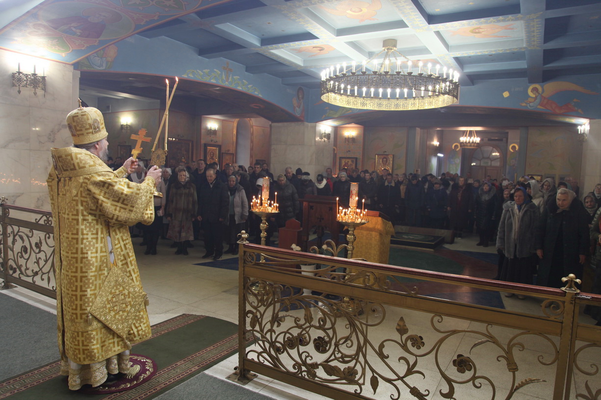 В неделю 27-ю по Пятидесятнице епископ Находкинский и Преображенский Николай совершил Божественную литургию в Казанском кафедральном соборе г. Находка