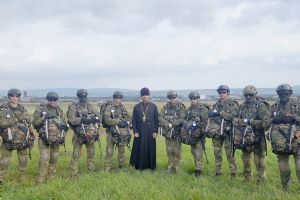 Священник Сергий Качев с парашютистами бригады ВДВ