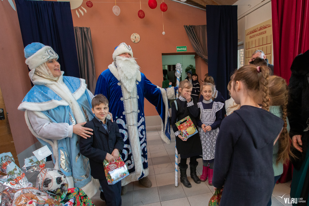 Хороводом, битвой на булавах и карповой ухой встретили Рождество в православной гимназии Владивостока