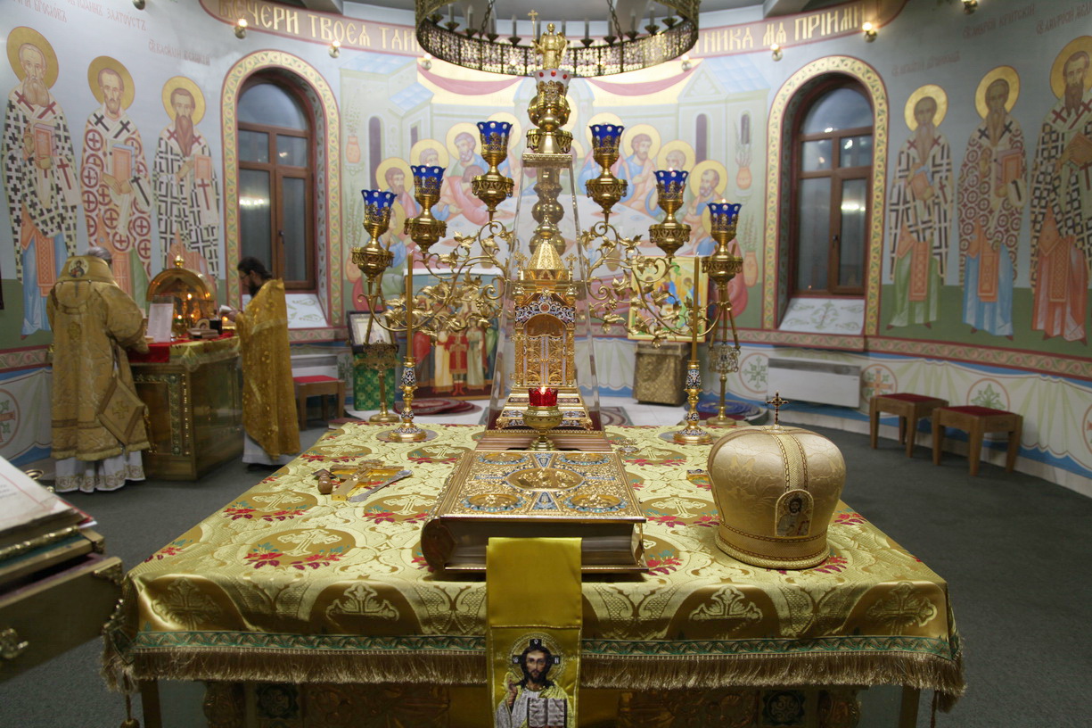  В ночь с 31 декабря на 1 января в Казанском Кафедральном соборе г. Находки епископ Находкинский и Преображенский Николай возглавил Божественную литургию