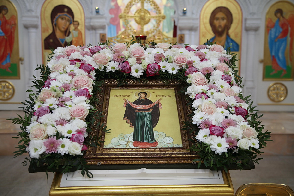 В праздник Покрова Божией Матери епископ Николай совершил Божественную литургию в Казанском Кафедральном соборе г. Находки.