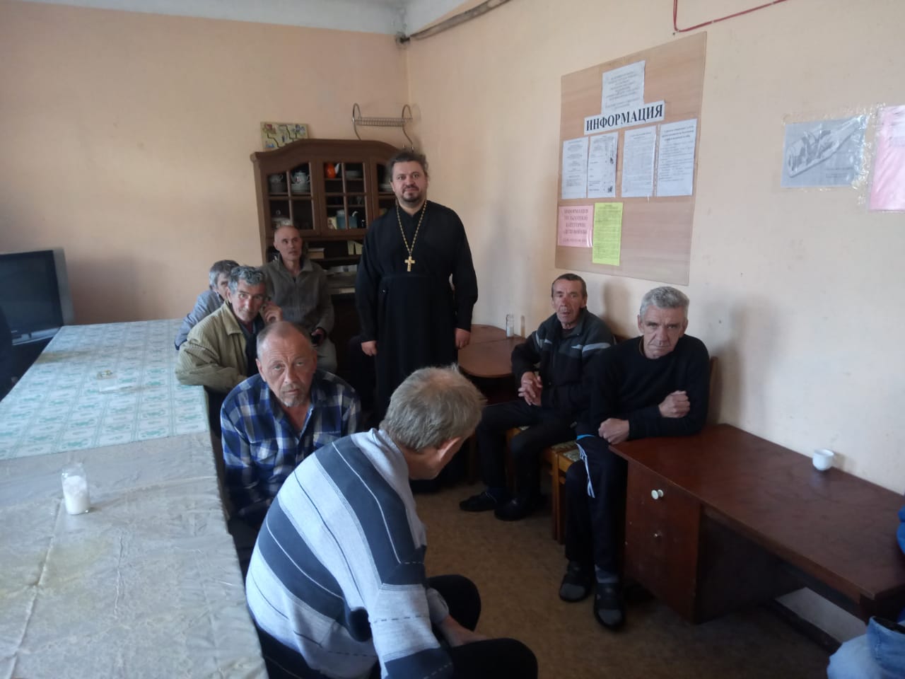 Беседа священника в приюте для бездомных.