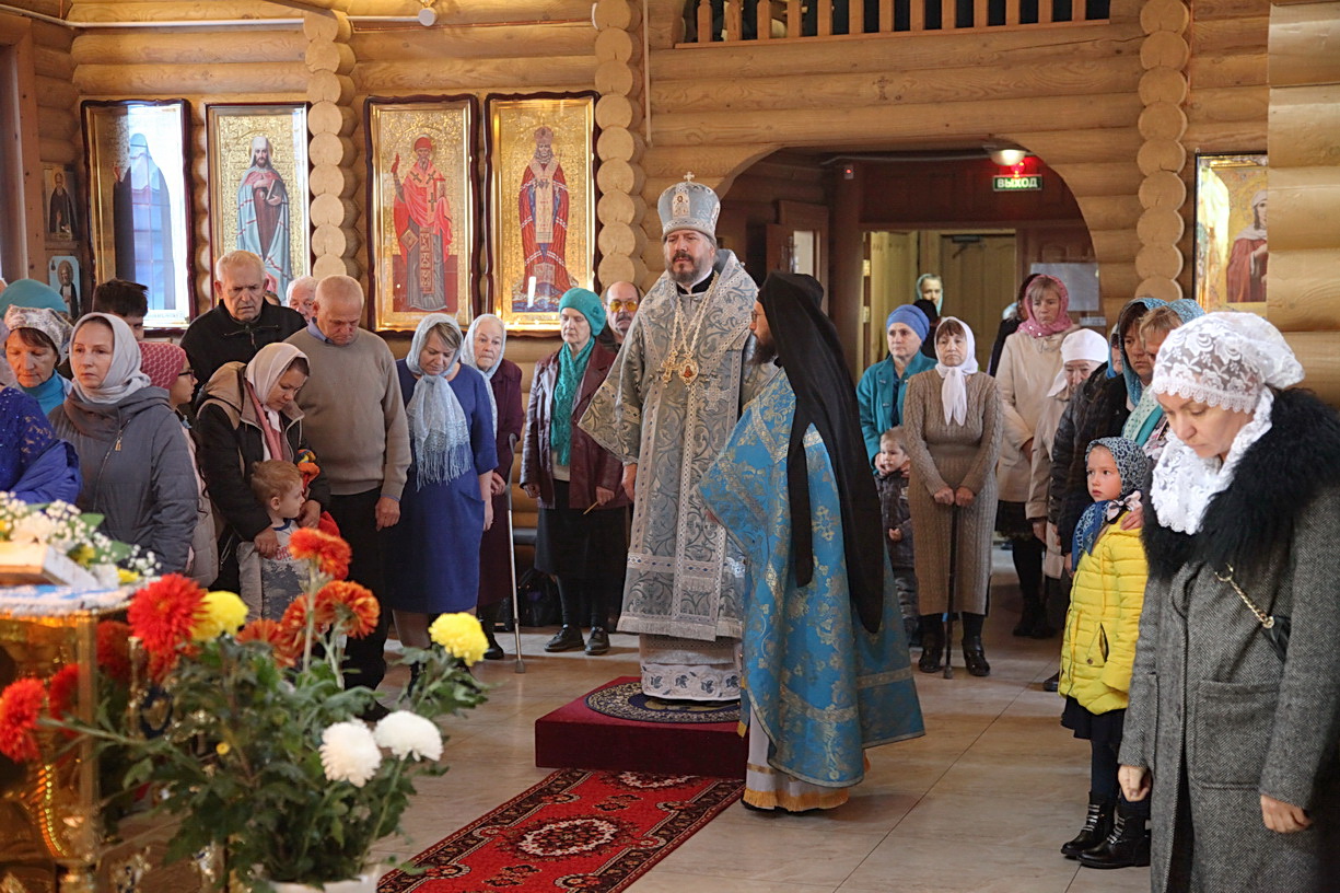 В день памяти Иверской иконы Божией Матери епископ Находкинский и Преображенский Николай возглавил праздничную Божественную литургию в Иверском храме пгт. Смоляниново.