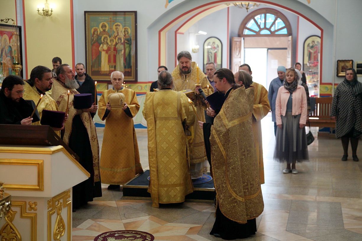 Епископ Находкинский и Преображенский Николай возглавил всенощное бдение в Казанском соборе.