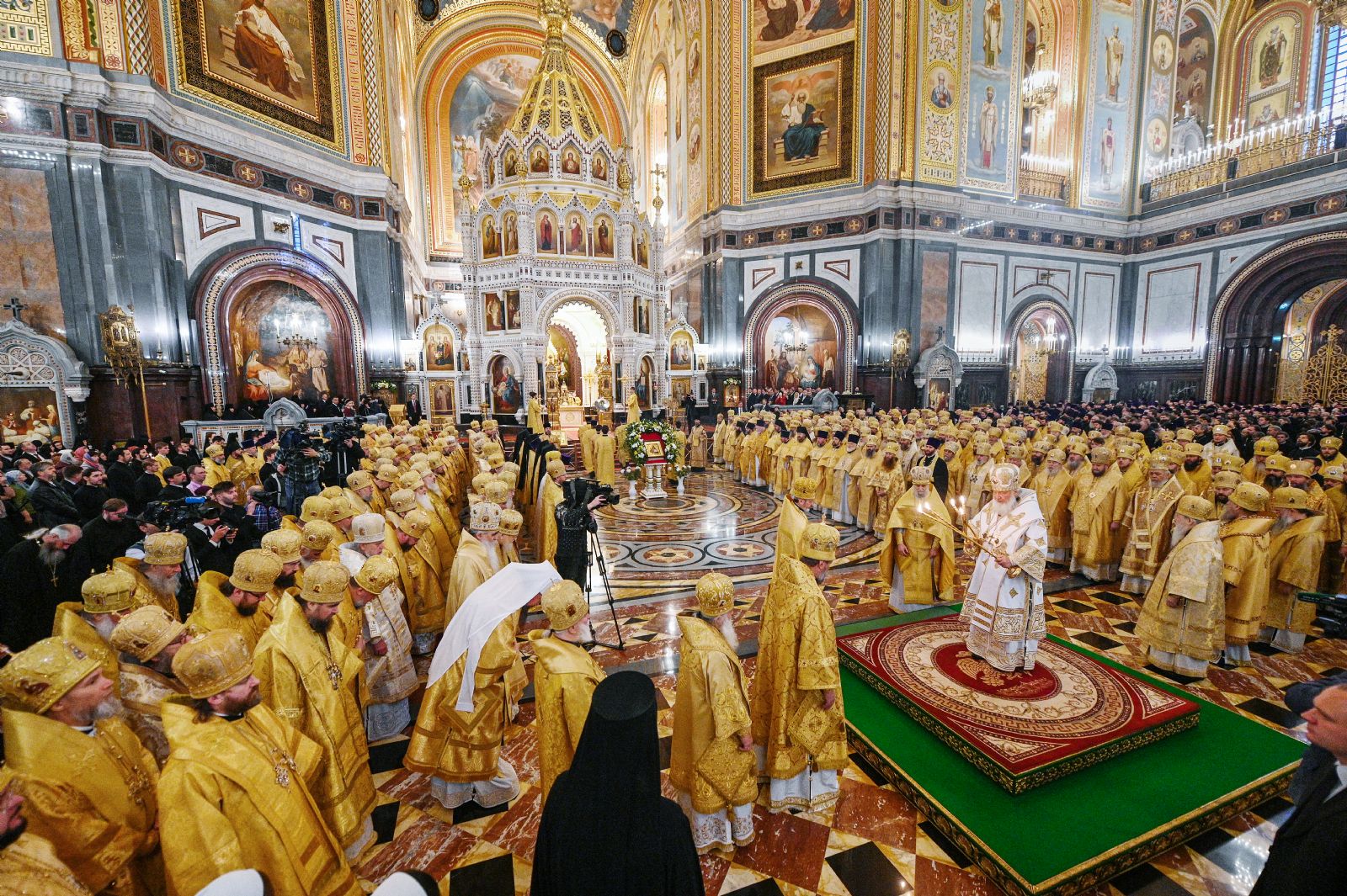 В день рождения Святейшего Патриарха Кирилла митрополит Владимир сослужил ему за Божественной литургией в Храме Христа Спасителя