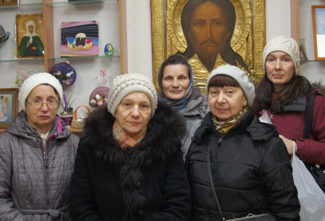 Сестры общины милосердия навещают пациентов больницы