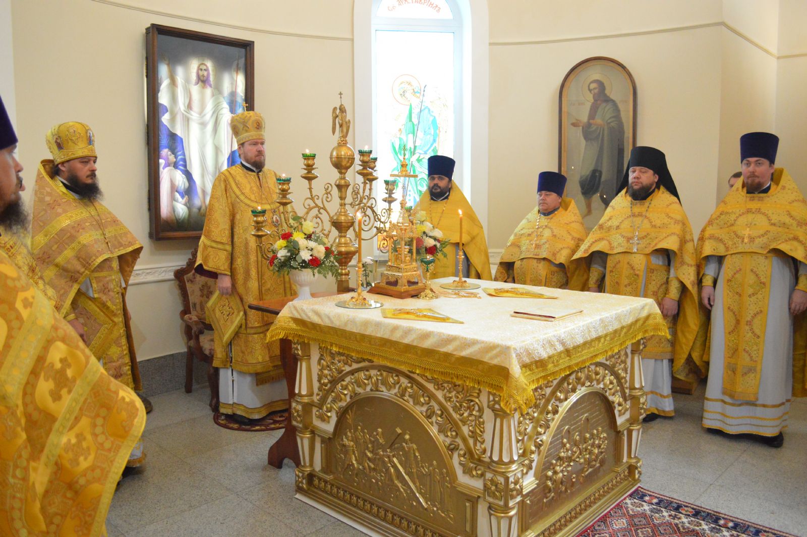 Глава Приморской митрополии совершил литургию в Богоявленском храме города Артема