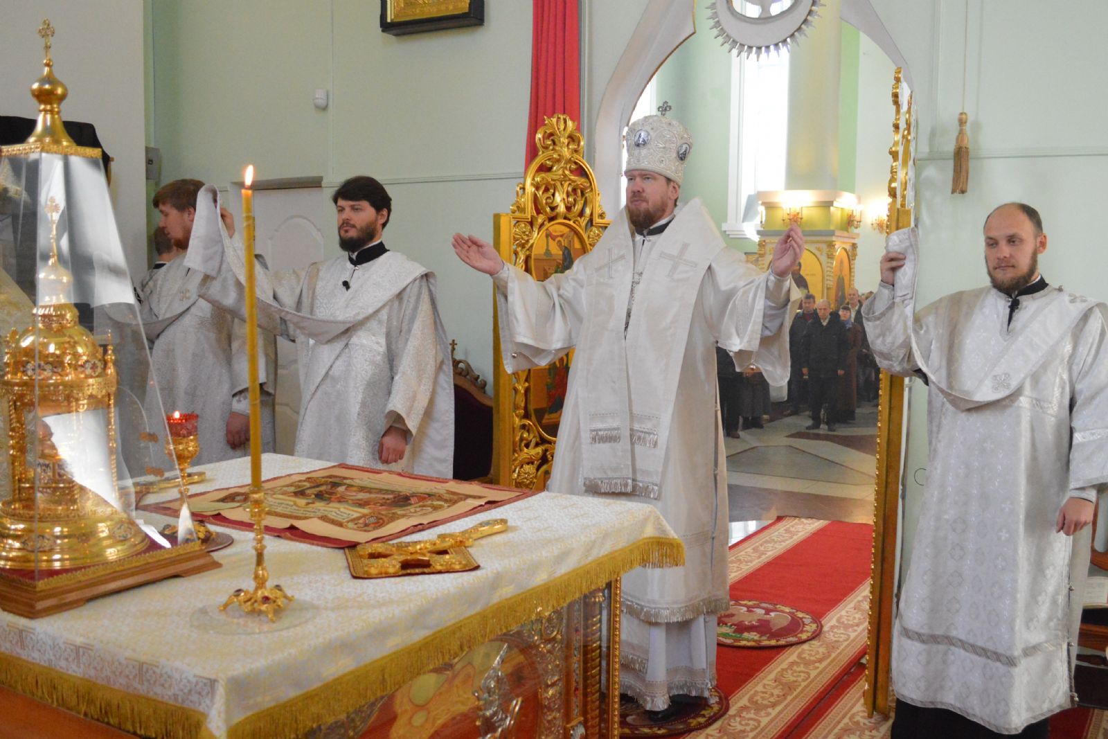 В Димитриевскую родительскую субботу глава Приморской митрополии совершил литургию в Покровском соборе