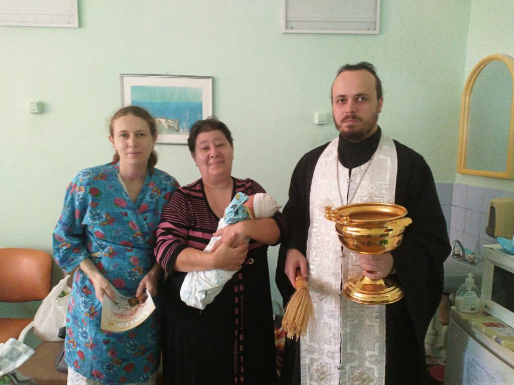 Священник и добровольцы посетили родильный дом