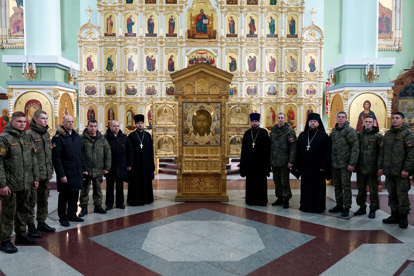 В Покровском соборе торжественно встретили главную икону Вооруженных Сил России