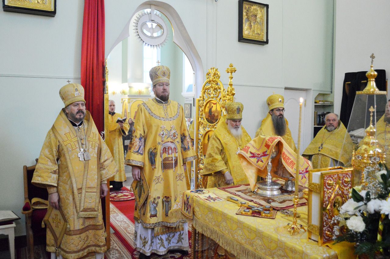 В день 40-летия митрополита Владимира в Покровском соборе совершено торжественное богослужение.