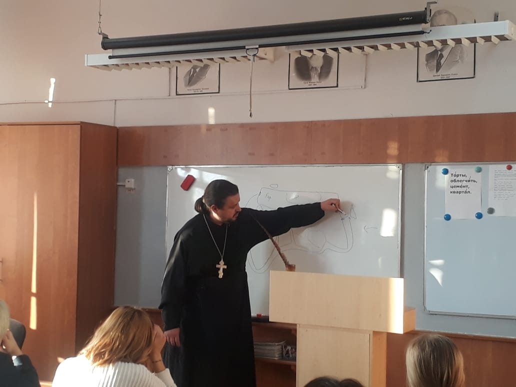 Священник провёл лекцию для школьников о событиях 1612 года.