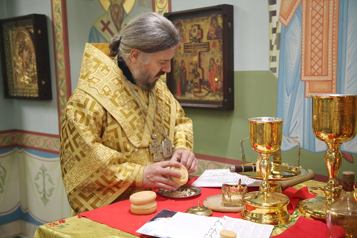 Епископ Находкинский и Преображенский Николай возглавил всенощное бдение в Казанском соборе.