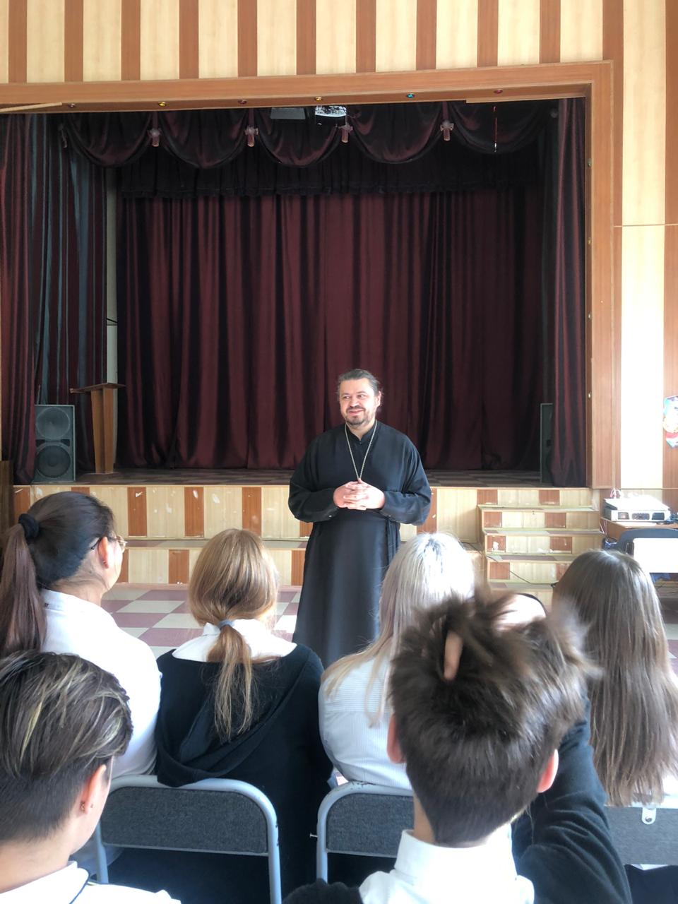 Встреча священника со школьниками.