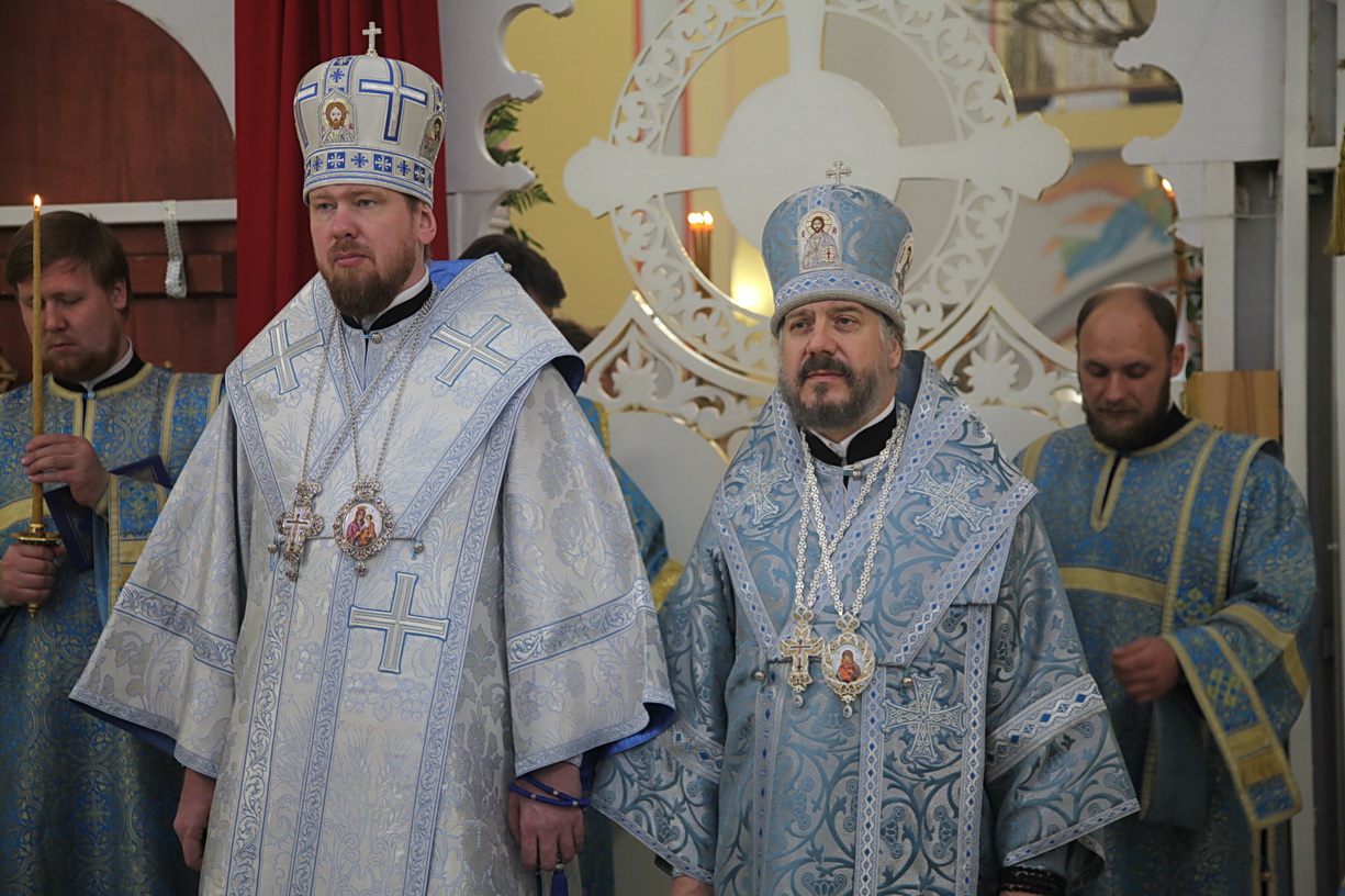 Митрополит Владимир возглавил всенощное бдение в Казанском Кафедральном соборе города Находки в канун престольного праздника.