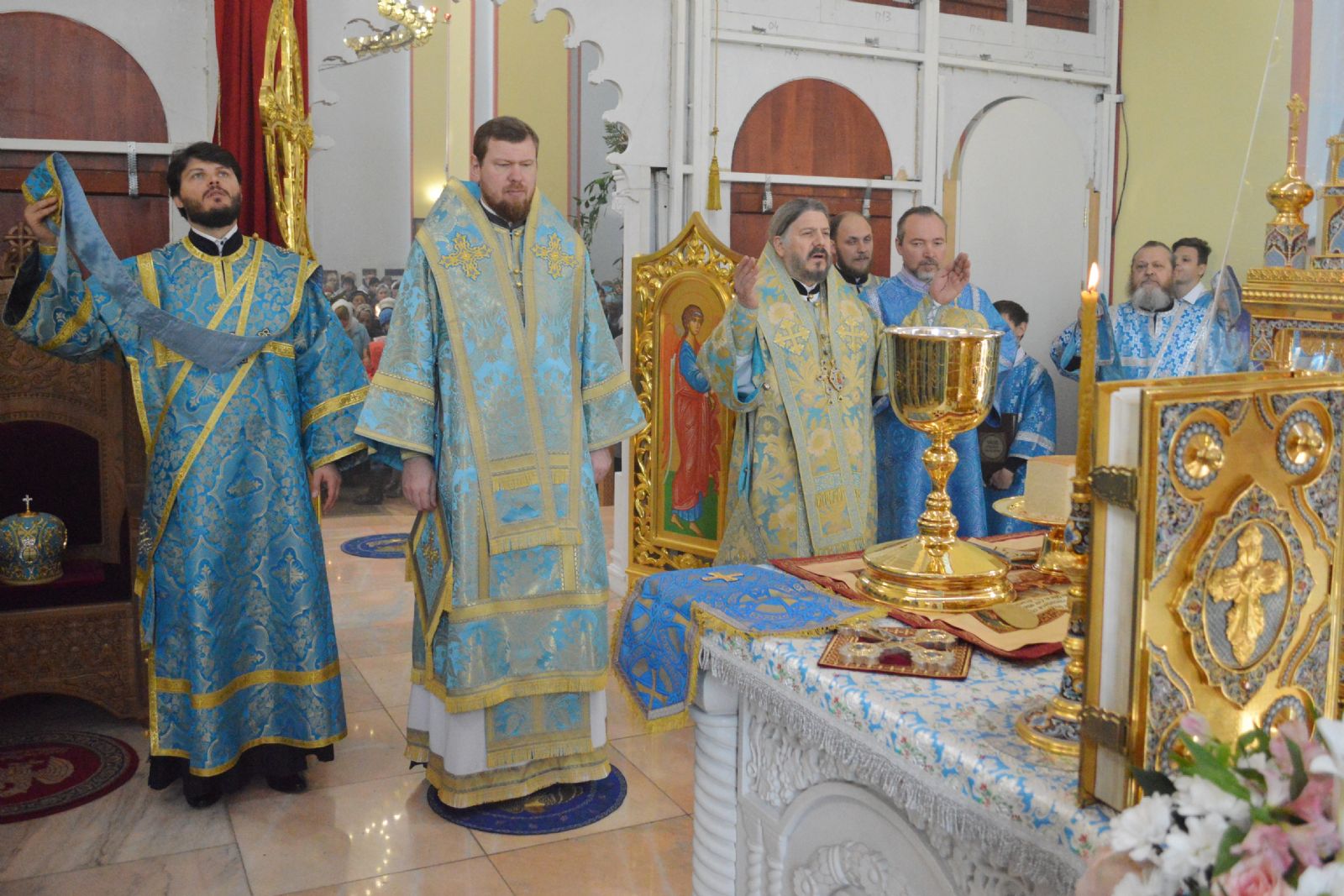Глава Приморской митрополии  возглавил Божественную литургию в Казанском кафедральном соборе города Находки в день престольного праздника