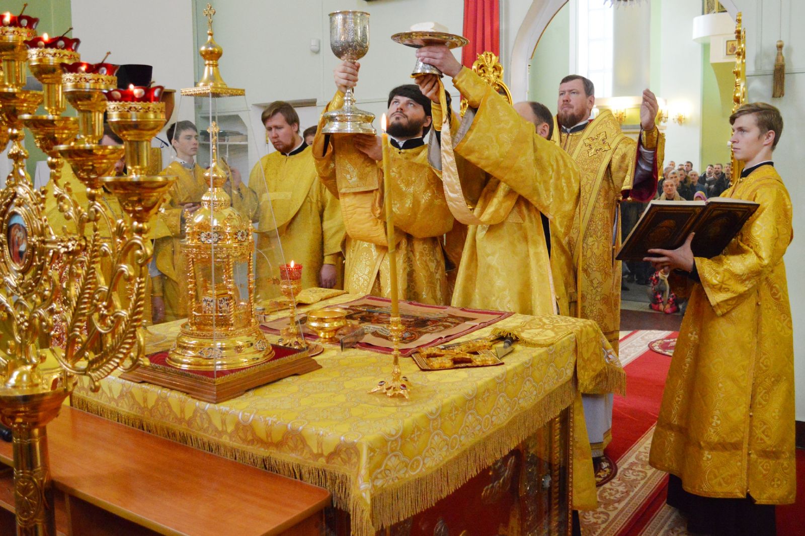 Глава Приморской митрополии совершил литургию в Покровском соборе