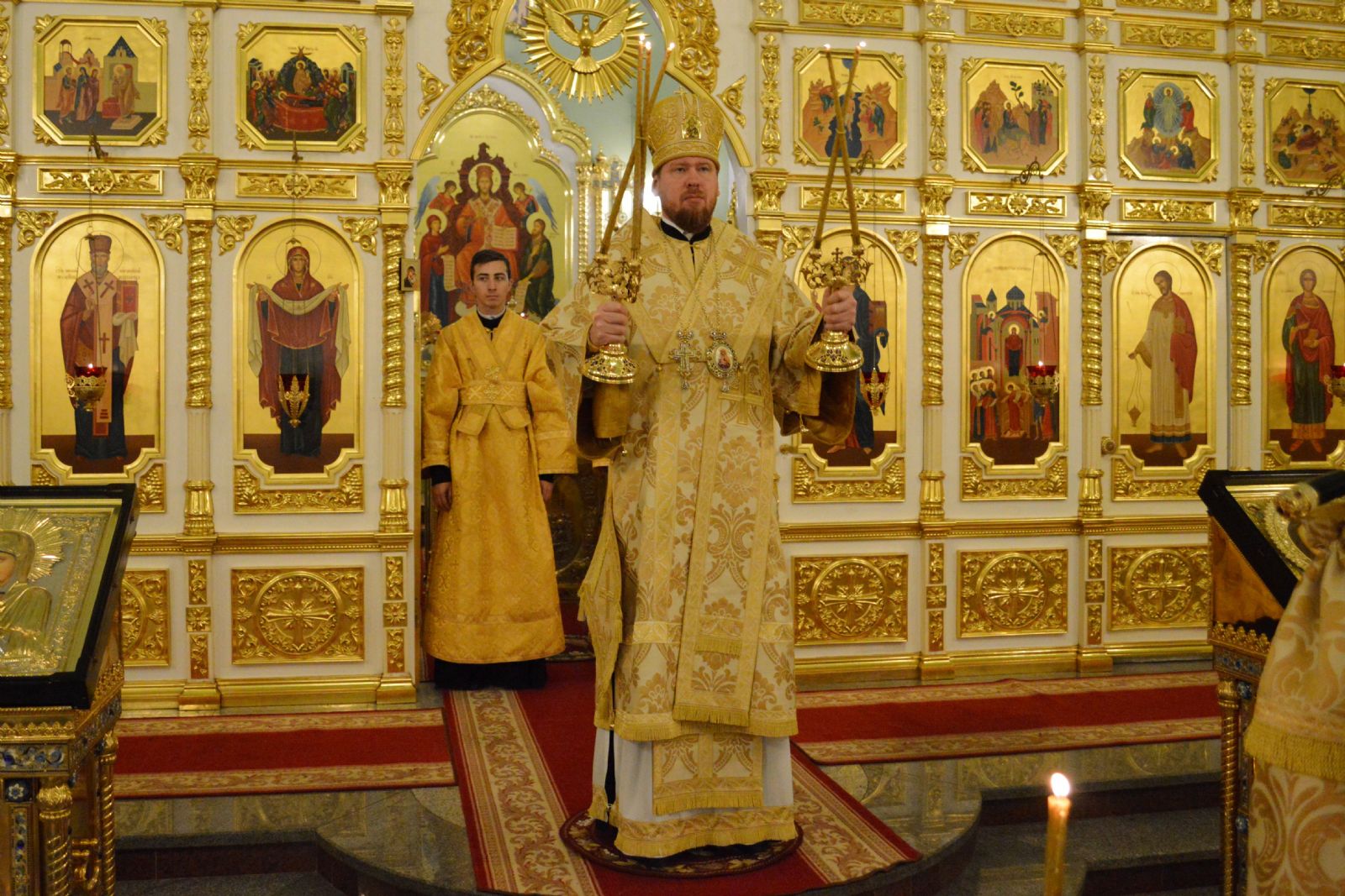 Митрополит Владимир совершил всенощное бдение в Покровском соборе